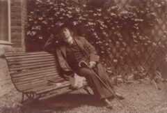Henry de Groux zittend op een bank rond 1925