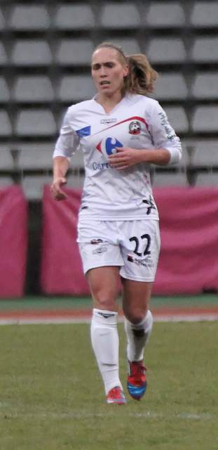 Janice Cayman speelt voetbal tijdens een wedstrijd in 2012