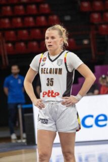 Julie Vanloo in action during EuroBasket 2025