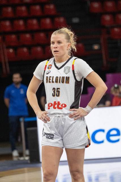 Julie Vanloo in action during EuroBasket 2025