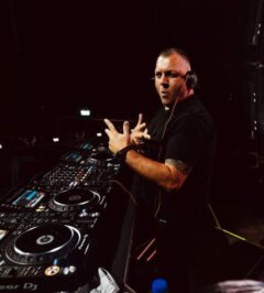 Mike Dierickx tijdens een dj-optreden in 2023