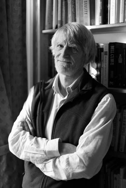 Philippe Van Parijs in een bibliotheekomgeving