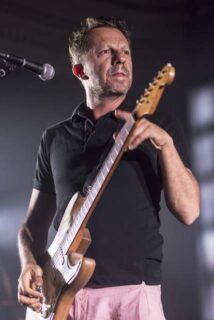 Tom Barman speelt gitaar tijdens een live optreden