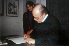 William Vance signeert op een stripbeurs in 1994